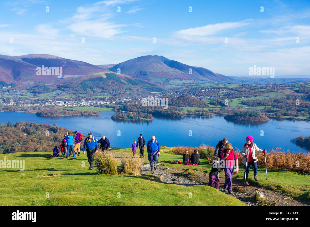 Wanderer auf Brandelhow oben Derwent Water englischen Lake District, Cumbria England UK GB EU Europa Stockfoto