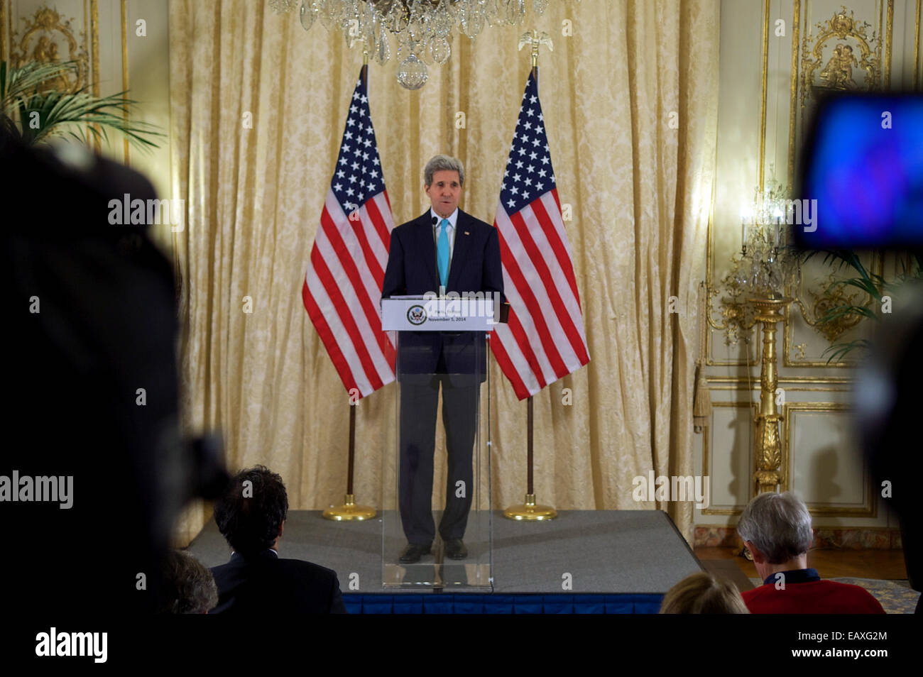 US-Außenminister John Kerry spricht eine Pressekonferenz am US-Botschafters in Paris, Frankreich, nach einer Runde von Treffen mit französischen und jordanischen Beamten zu 5. November 2014. Stockfoto