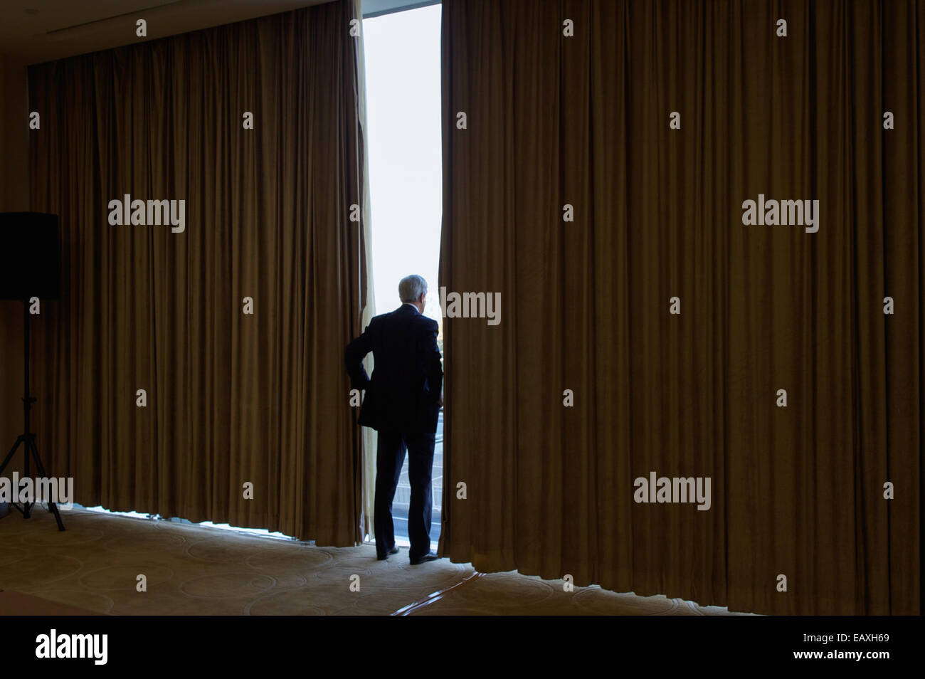 US-Außenminister John Kerry sieht aus dem Fenster im China National Convention Center in Peking, China, wie er auf den Start von einem bilateralen Treffen mit Indonesien ausländischen Minister mit Marsudi am 8. November 2014 wartet. Stockfoto