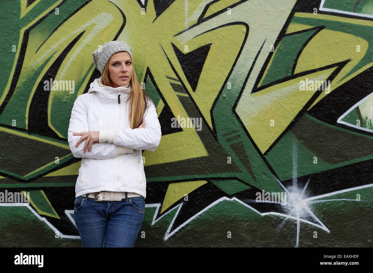 coole junge Frau, die Graffitiwand gelehnt Stockfoto