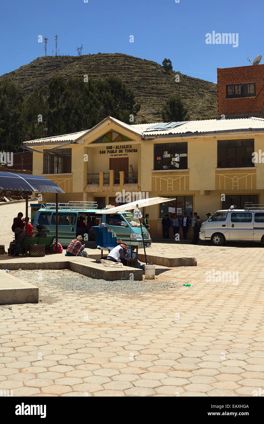 Hauptplatz und das Gebäude von der Sub-Alcaldia (Sub Bürgermeisteramt) in San Pablo de Tiquina in Bolivien Stockfoto