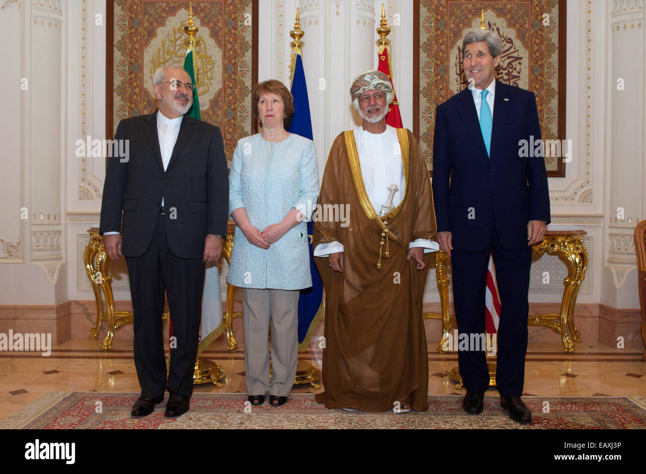 US-Außenminister John Kerry steht mit Außenminister Javad Zarif des Iran, Frau Catherine Ashton von der Europäischen Union und Minister für auswärtige Angelegenheiten Yusuf bin Alawai vor den USA, Iran, Oman und der EU begann Dreiwege Verhandlungen über die Stockfoto