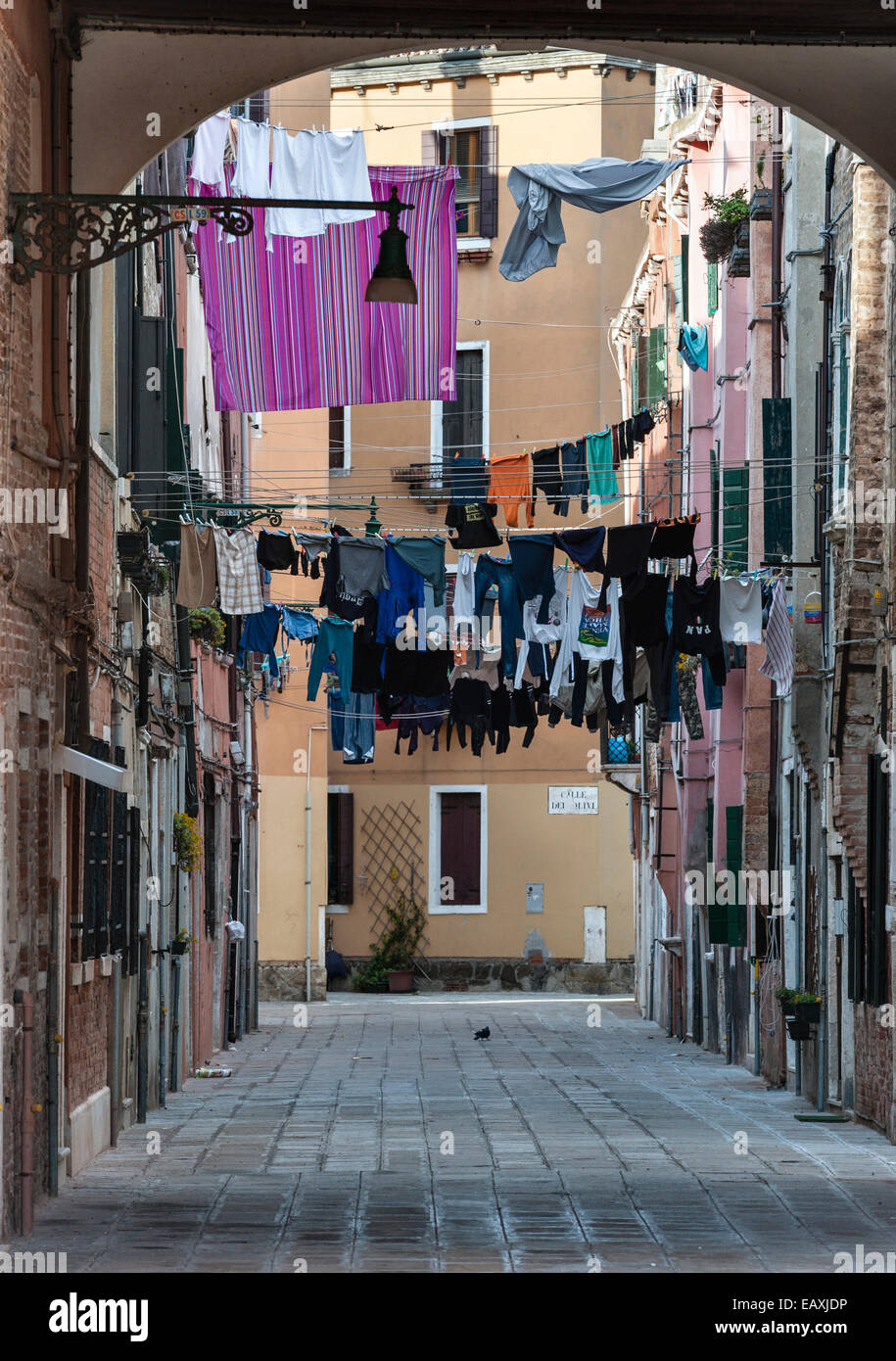 Italien straße häuser wäsche -Fotos und -Bildmaterial in hoher Auflösung –  Alamy