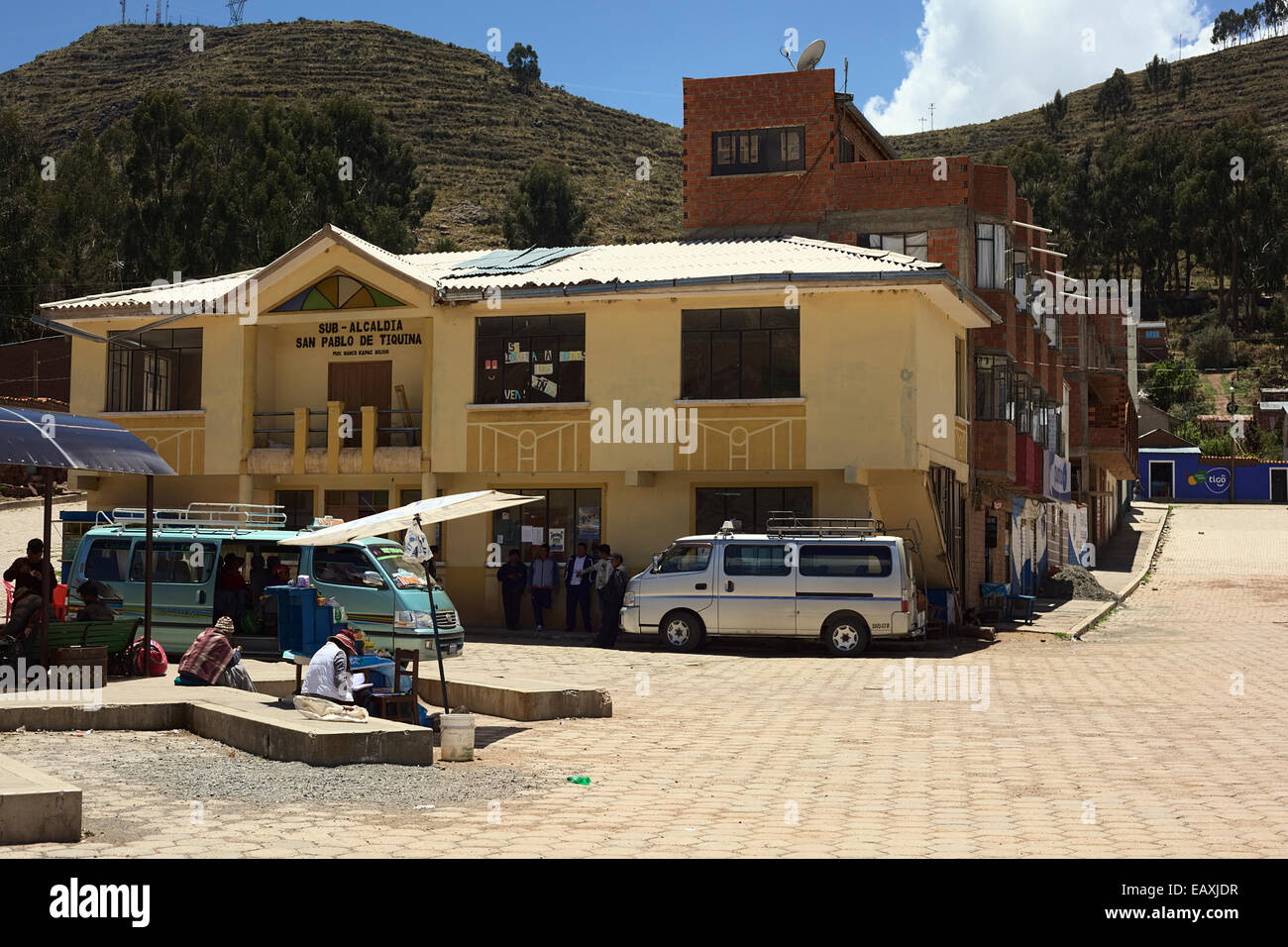 Hauptplatz und das Gebäude von der Sub-Alcaldia (Sub Bürgermeisteramt) in San Pablo de Tiquina in Bolivien Stockfoto