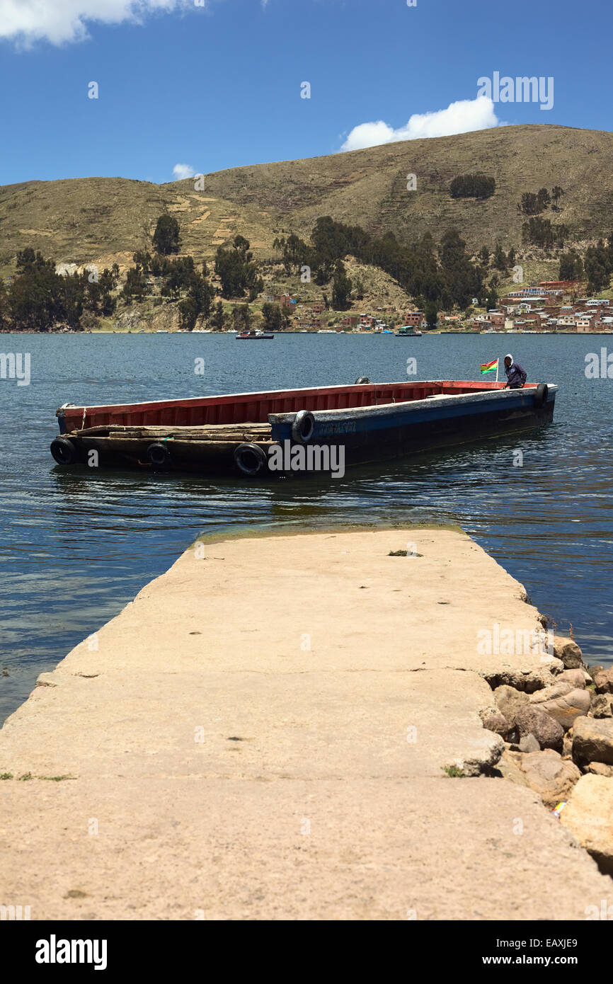 Leere Holzfähre am Titicaca-See an der Meerenge von Tiquina in Bolivien Stockfoto