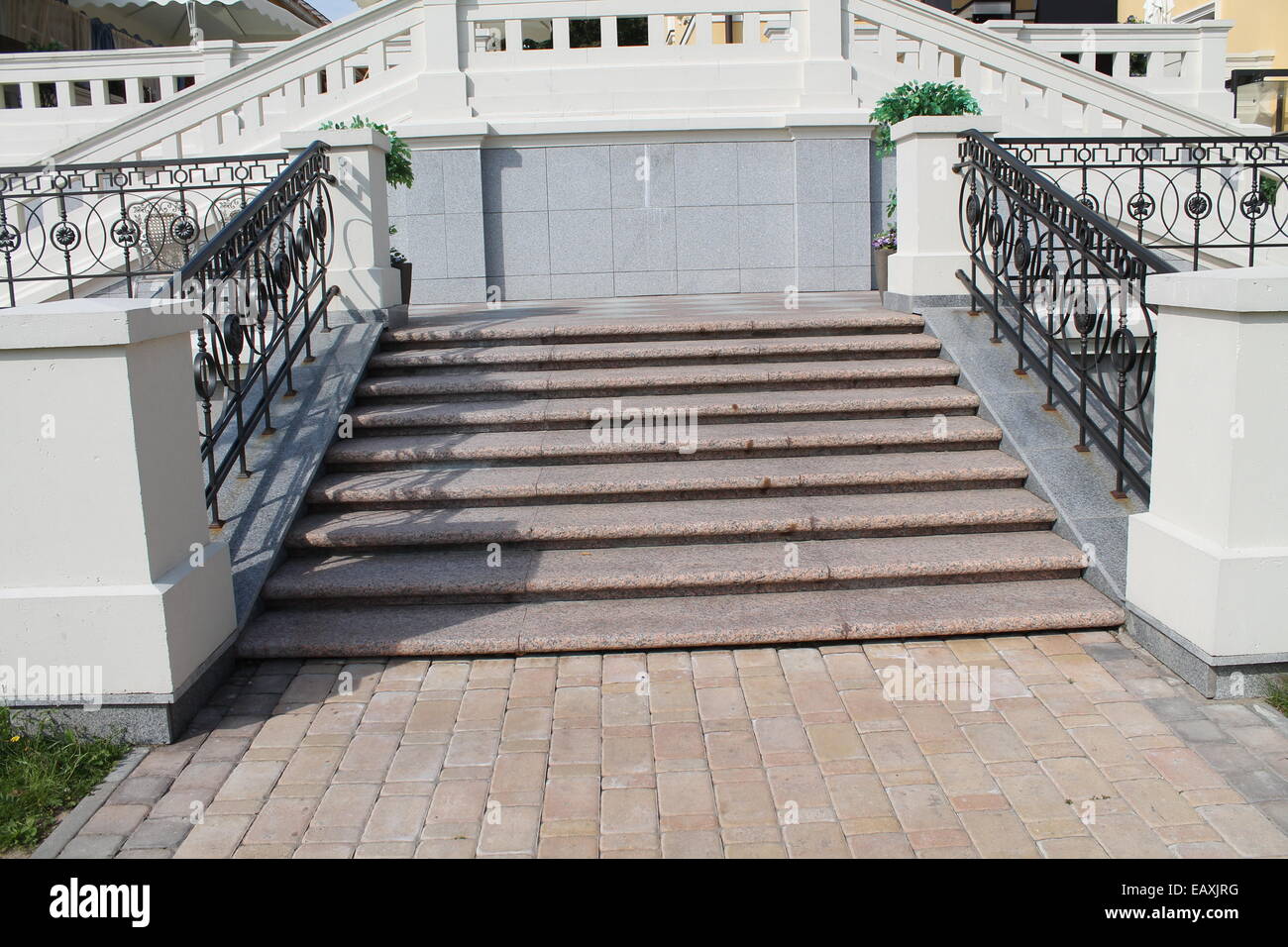 braune Marmortreppe mit schwarzer Spitze Gitter Innenseiten Stockfoto