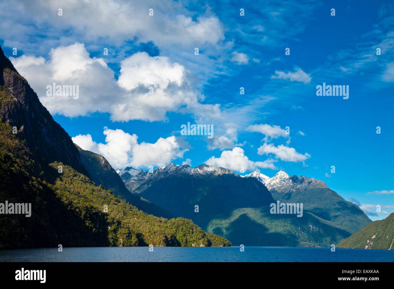 Wolken über den Lake Manapouri in der Nordinsel Neuseelands Stockfoto