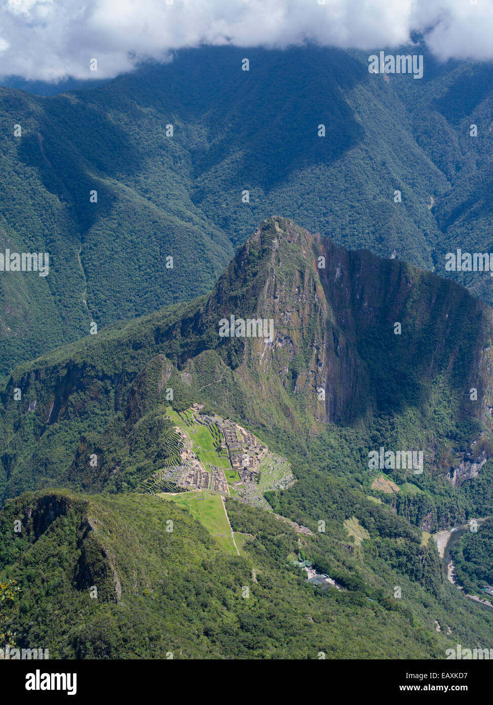 Die Inka-Ruinen von Machu Picchu und der kleine Berg Huayna Picchu, fotografiert beim Klettern Montaña Machu Picchu in der Nähe von Ag Stockfoto