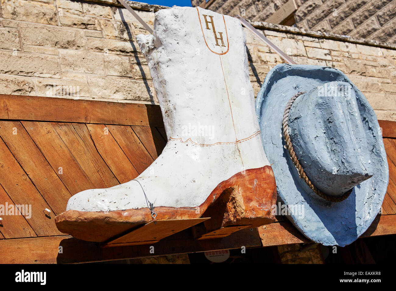 Cowboy-Hut und Boot außerhalb Hauptsitz Hüte speichern in Fredericksburg, Texas USA Stockfoto