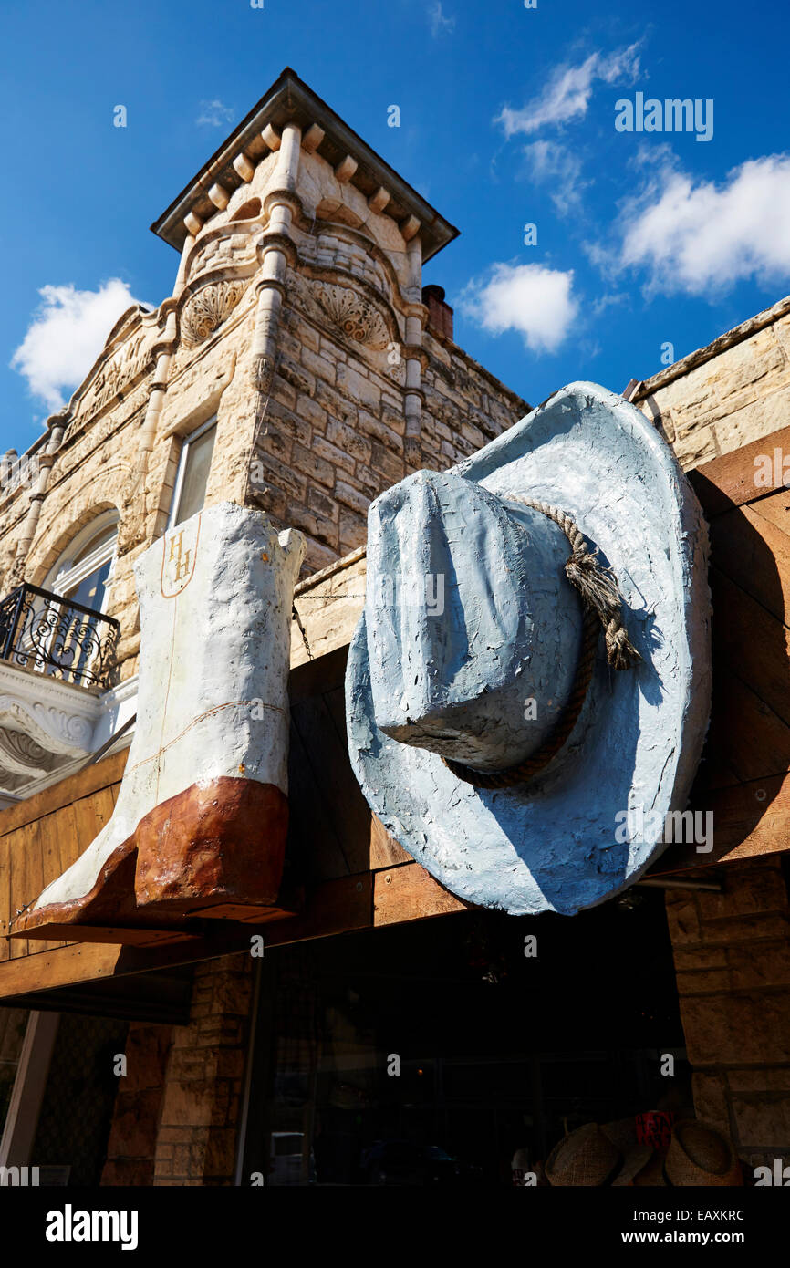 Cowboy Hut Und Boot Ausserhalb Hauptsitz Hute Speichern In Fredericksburg Texas Usa Stockfotografie Alamy