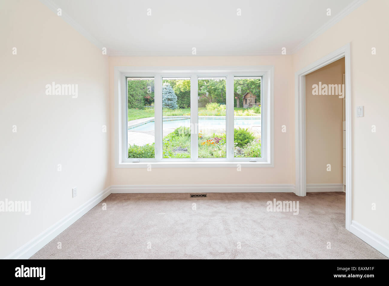 Leeren Raum mit großen Fenster mit Blick auf Hinterhof Sommer und Wohn-pool Stockfoto