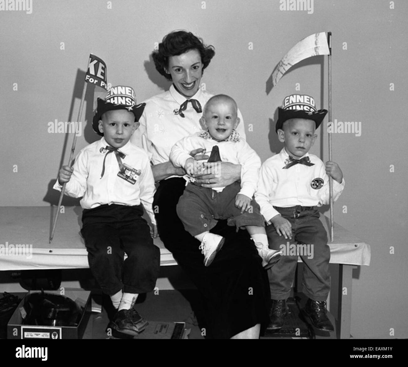 Dieses Bild zeigt die Anhänger von John F. Kennedy und Lyndon B. Johnson während einer politischen Kundgebung in Tallahassee, Florida. Das Foto spiegelt die politische Atmosphäre der damaligen Zeit wider und zeigt die begeisterte öffentliche Unterstützung für die demokratischen Kandidaten in den 1960er Jahren Stockfoto