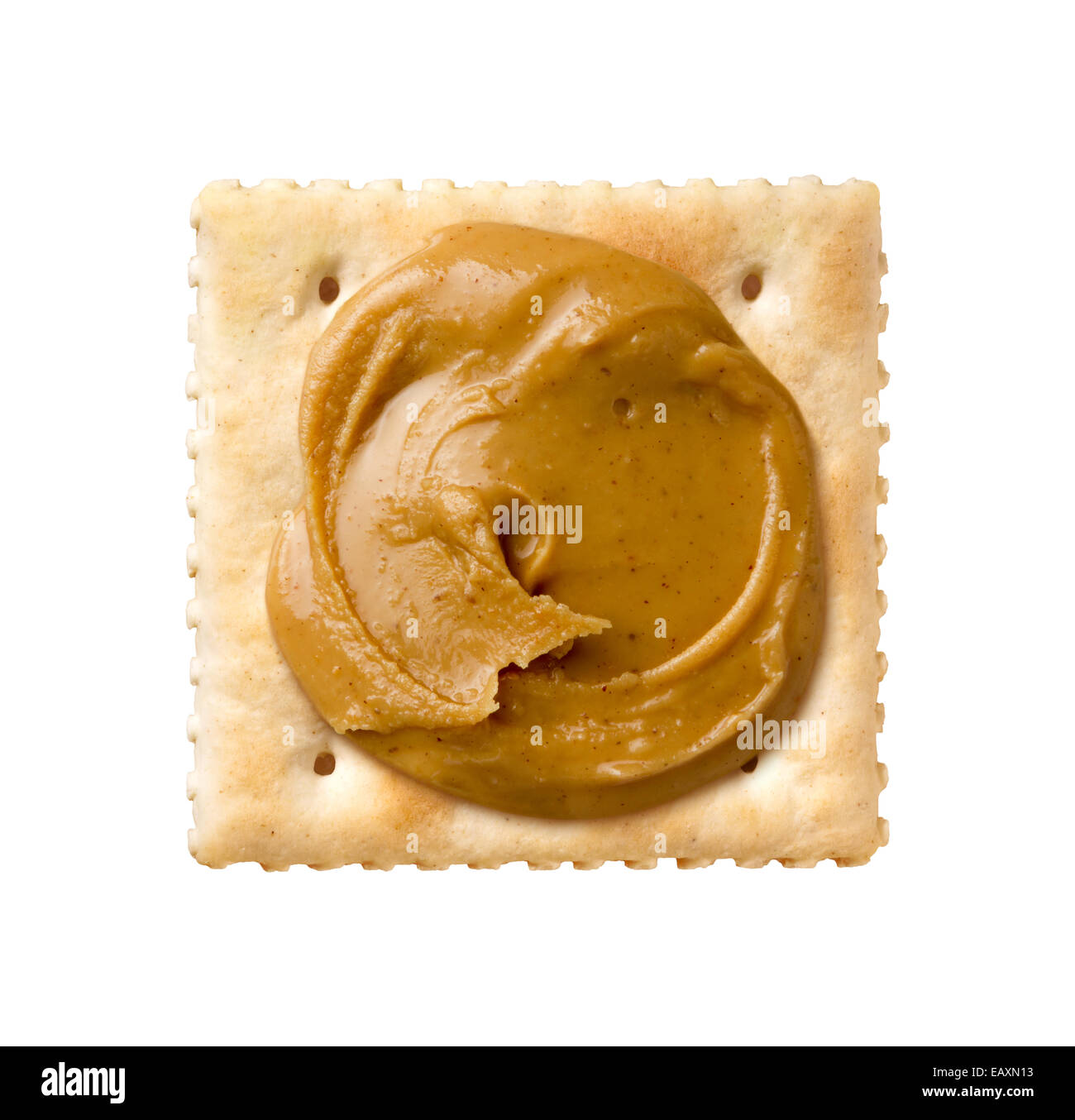 Peanut Butter auf einem Saltine Cracker isoliert auf einem weißen Hintergrund. Stockfoto