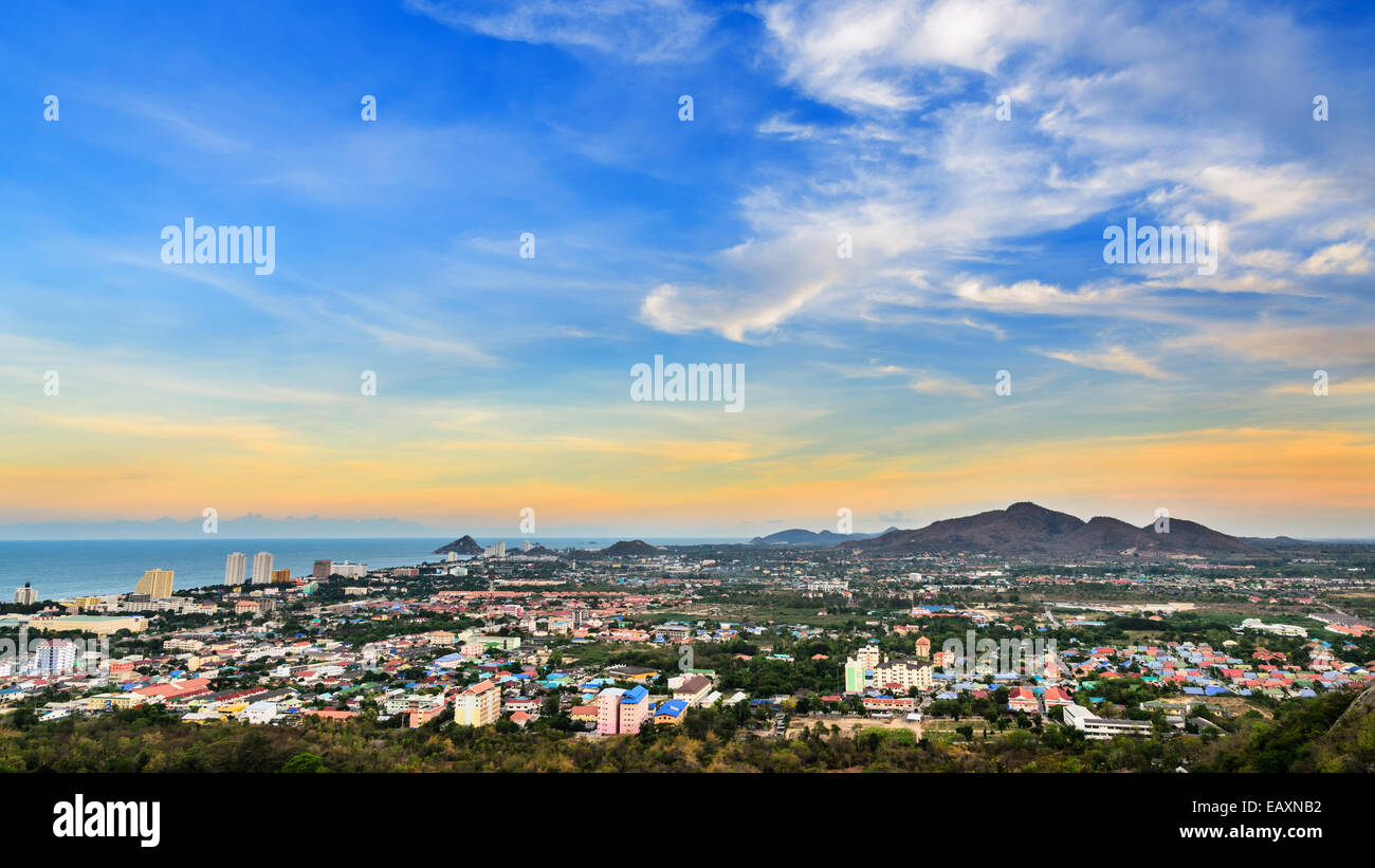 Höhe Winkel Ansicht bunten Himmel über die Stadt Hua Hin, schöne Landschaft Stadt am Meer in Prachuap Khiri Khan Provinz von Thailand Stockfoto