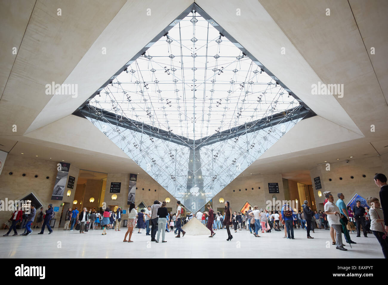 Paris, umgekehrten Pyramide in der Shopping Mall "Carrousel du Louvre" mit Menschen Stockfoto