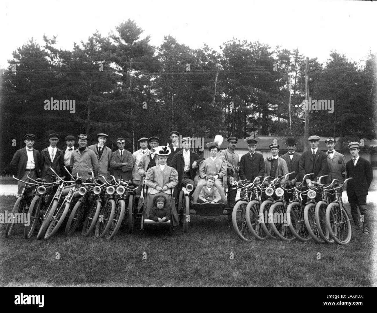 Dieses Foto zeigt zwei Fahrradfahrer in Keene, New Hampshire, und zeigt die gängige Nutzung von Fahrrädern als Transport- und Erholungsmittel in dieser Region. Das Bild repräsentiert Outdoor-Lifestyle und Community-Aktivitäten in Keene. Stockfoto