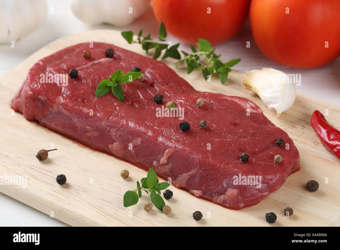 Vorbereitung essen rohes Rindfleisch Fleisch Steak auf einem Holzbrett Stockfoto