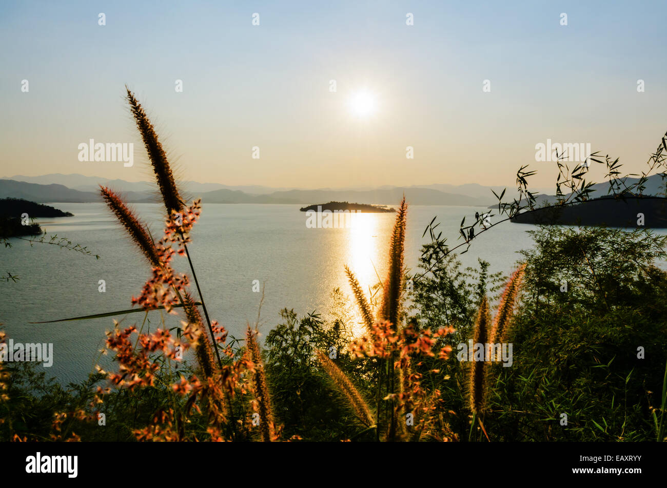 Vogelperspektive Blick auf den See auf die Kaeng Kra Chan Dam Aussichtspunkt bei Sonnenuntergang im Nationalpark, Provinz Phetchaburi, Thailand Stockfoto