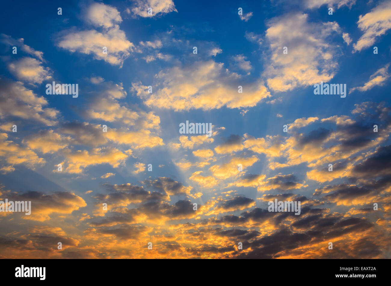 Himmelshintergrund im Sonnenaufgang Stockfoto