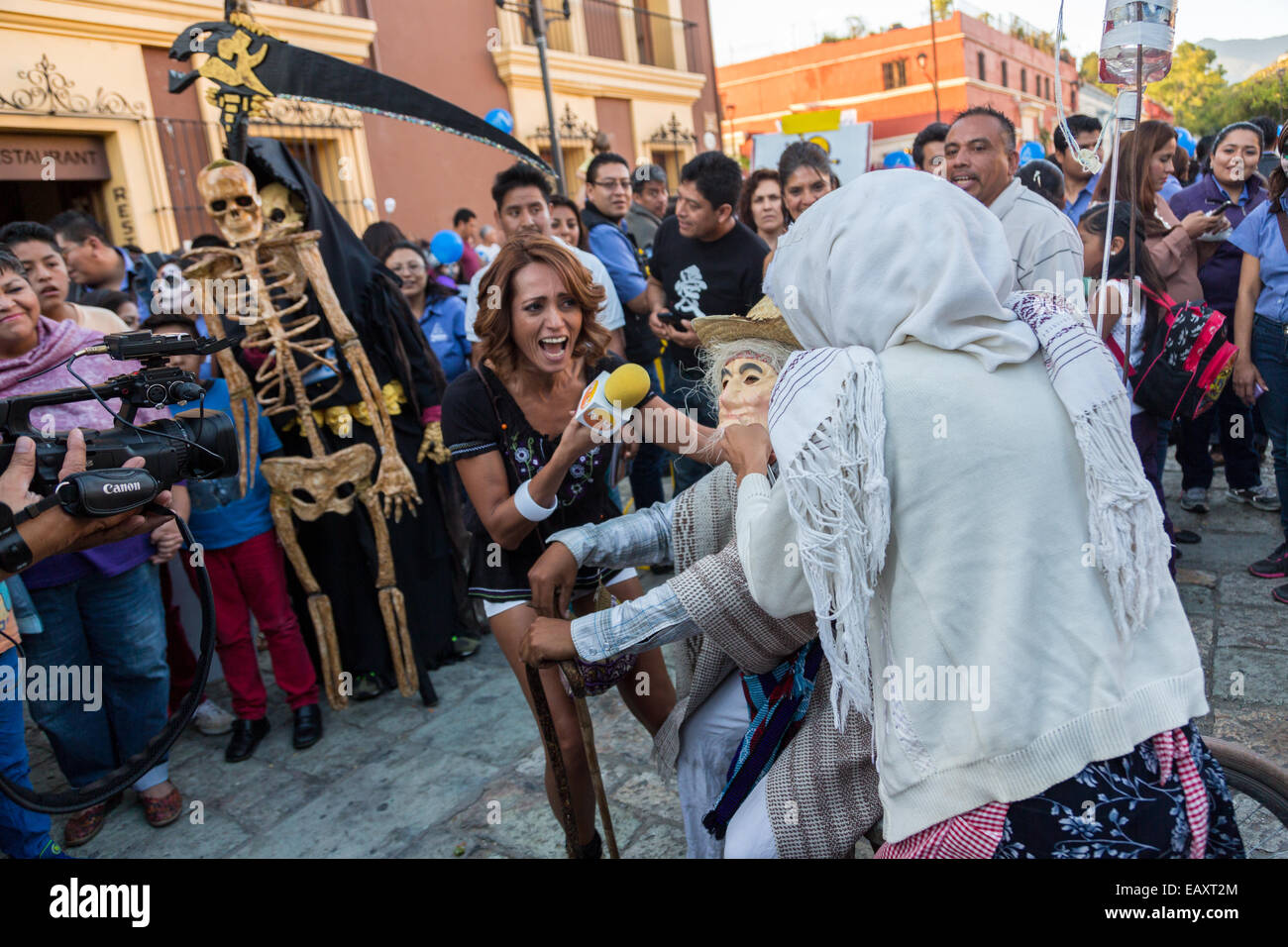 Ein TV-Reporter interviewt einen kostümierten Charakter im Laufe des Tages von den Dead Festival in Spanisch als D'a de Muertos am 25. Oktober 2013 in Oaxaca, Mexiko bekannt. Stockfoto