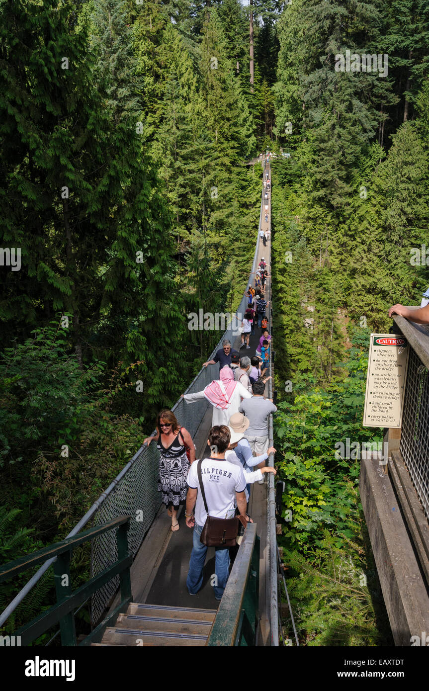 Touristen am Capilano Suspension Bridge, Vancouver, Kanada Stockfoto