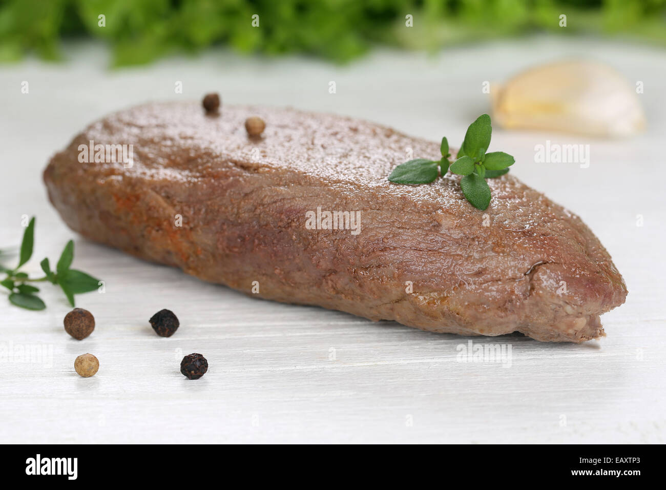Beef Steak-Fleisch-Mahlzeit mit Salat auf einem Holzbrett Stockfoto