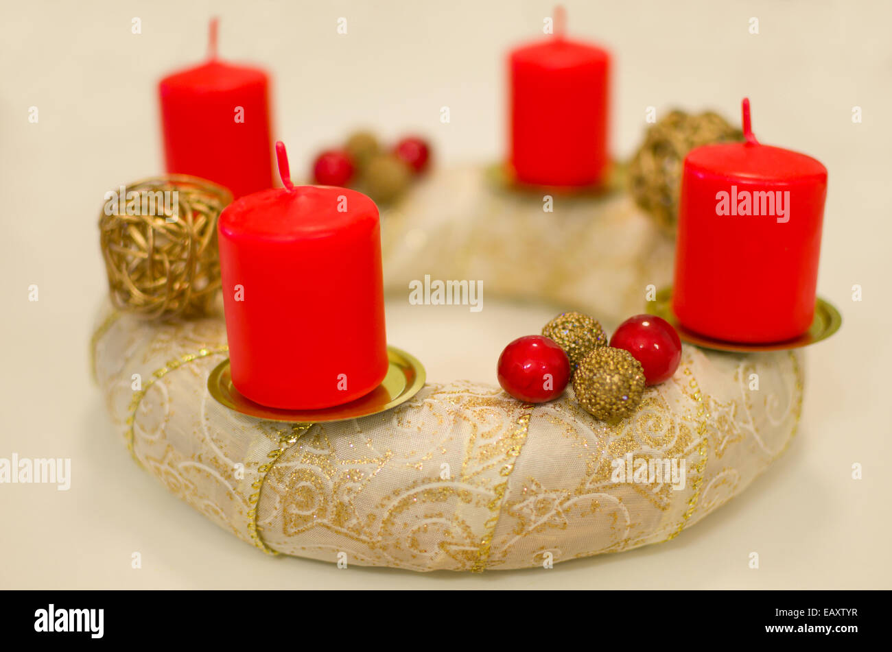 Goldener Adventskranz mit dicken roten Kerzen Stockfoto