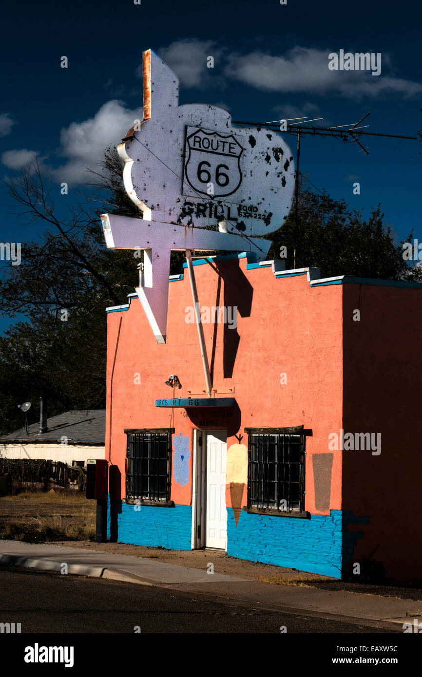 Am späten Nachmittag Licht leuchtet eine alte Cafe auf der Route 66 in Ash Fork Arizona Stockfoto