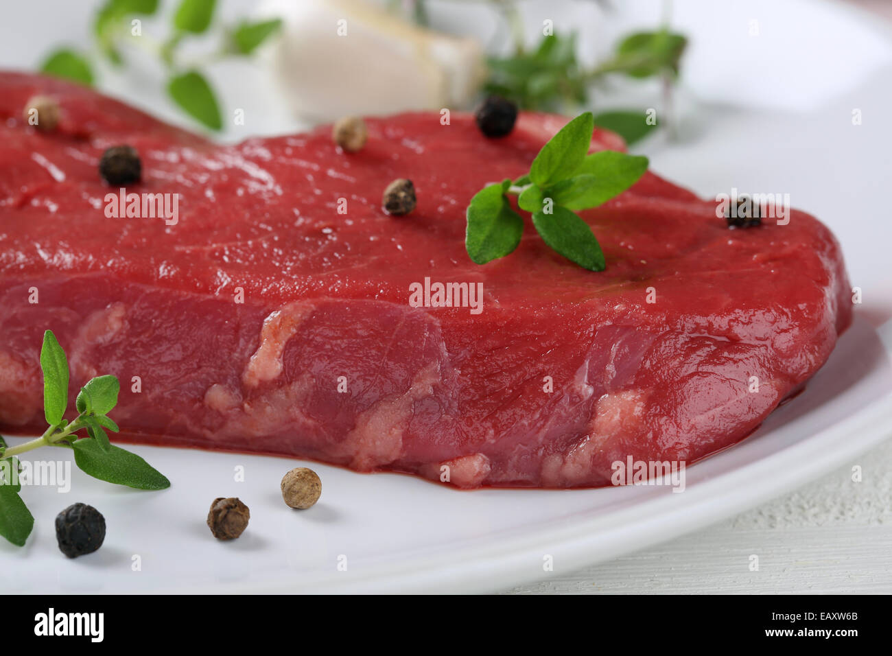 Vorbereitung essen rohes Rindfleisch Fleisch Steak auf dem Teller Stockfoto