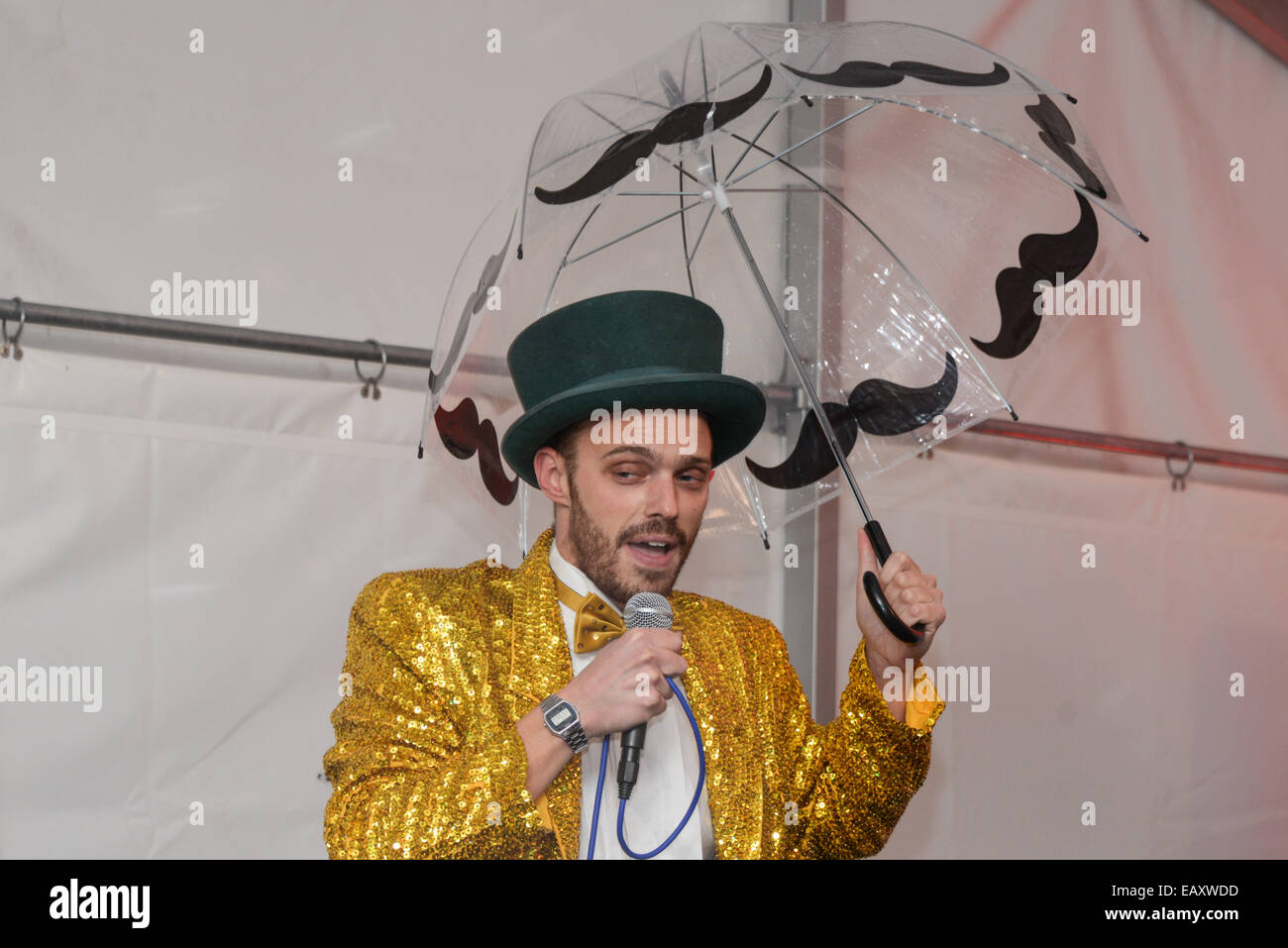 London, UK. 21. November 2014. Theatre Royal Stratford East besucht Newham London Westfield Stratford City Christmas Light Switch auf an der Vorderseite des Bahnhof Stratford in London. Bildnachweis: Siehe Li/Alamy Live News Stockfoto