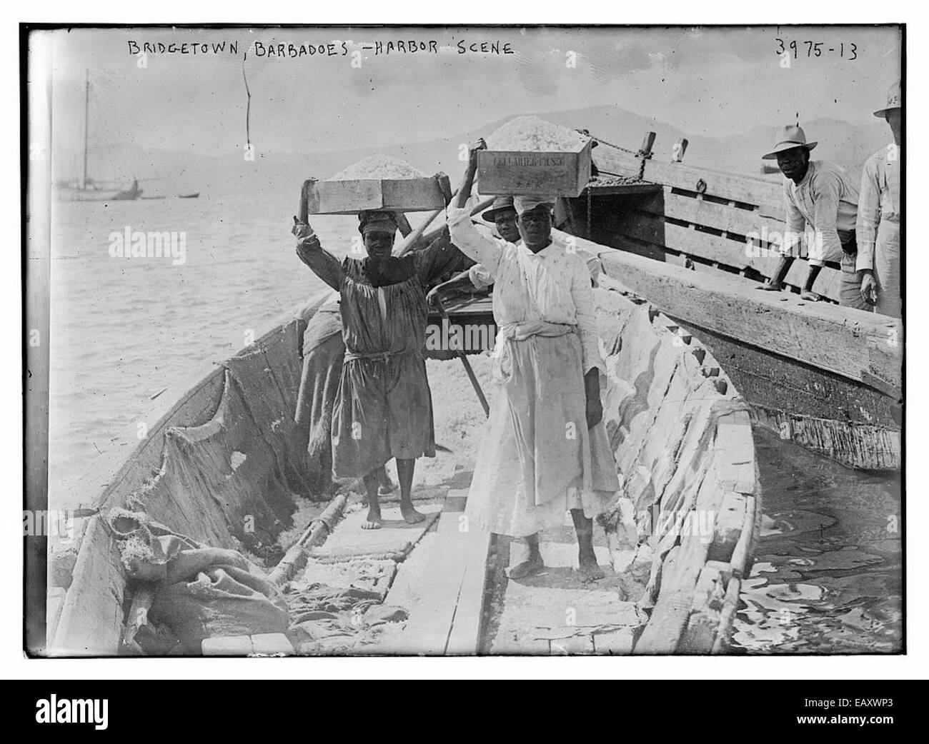 Dieses Bild zeigt eine Hafenszene in Bridgetown, Barbados, die die Aktivität des Hafens mit Schiffen zeigt, die an der Küste angedockt sind. Die historische Szene unterstreicht die Bedeutung des Hafens für die lokale Wirtschaft. Stockfoto