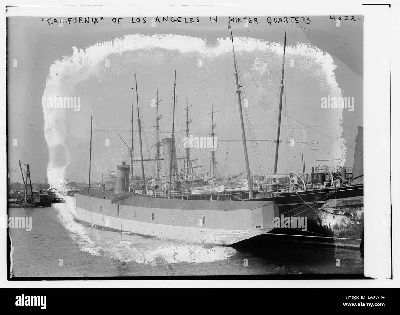 *CALIFORNIA of Los Angeles in Winter Quarters 152* ist eine Fotografie des US Navy Schiffes CALIFORNIA (CGN-36) in den Winterquartieren, die seine militärische Bereitschaft und Bedeutung als Teil der Pazifikflotte zeigt. Stockfoto