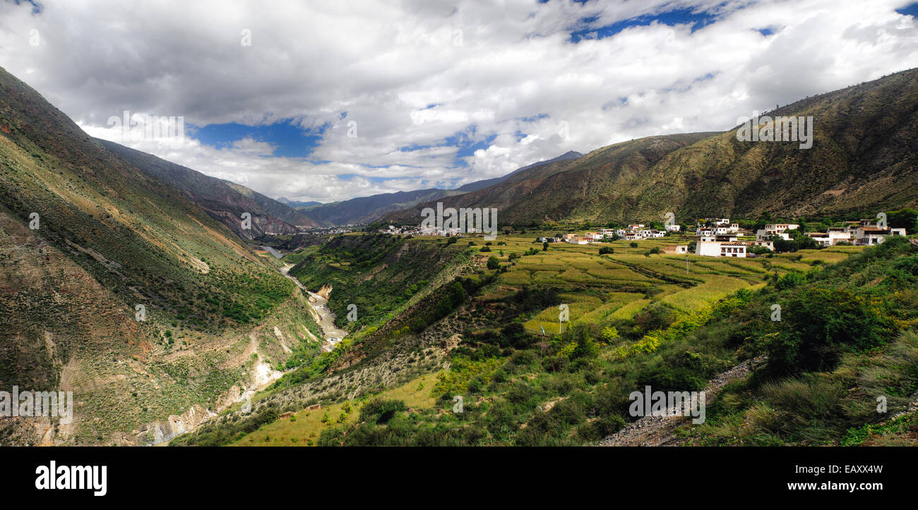 Traditionelle tibetische Dorf auf dem tibetischen Plateau Stockfoto
