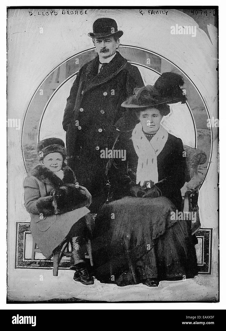 Dieses Porträt zeigt David Lloyd George, den ehemaligen Premierminister des Vereinigten Königreichs, neben seiner Familie, der einen historischen Moment in der britischen politischen Geschichte widerspiegelt. Stockfoto Dieses Porträt zeigt David Lloyd George, den ehemaligen Premierminister des Vereinigten Königreichs, neben seiner Familie, der einen historischen Moment in der britischen politischen Geschichte widerspiegelt. Stockfoto