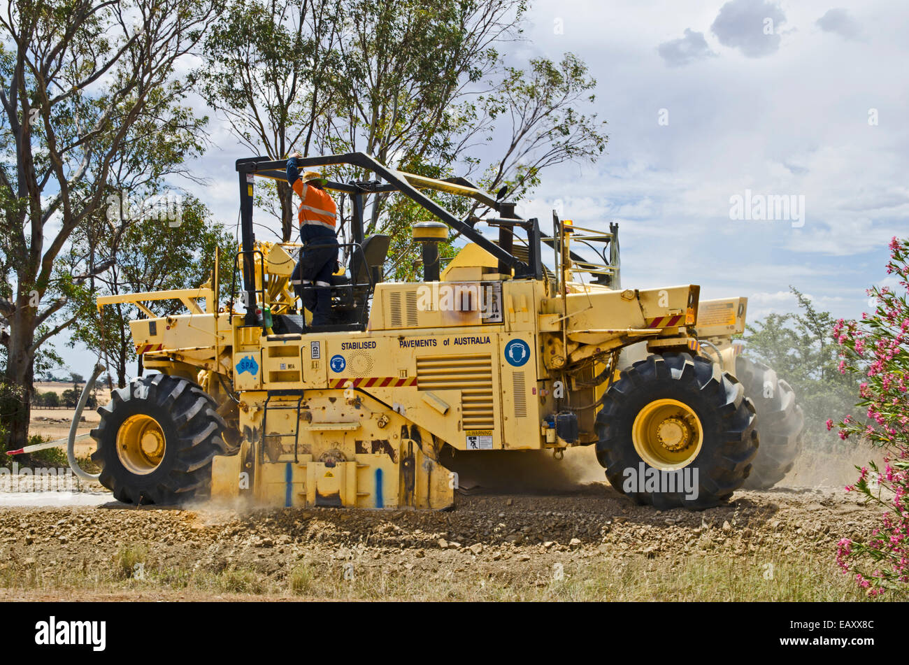 CMI RS500 Stabilisator pulverisiert und fügt sich Kalk und Aggregat Oberflächenersatz Straße vorbereiten. Stockfoto