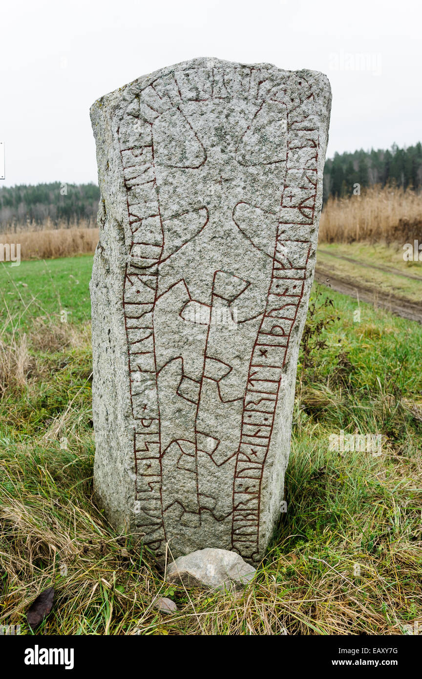 Ein Wikinger-Runenstein sieht in der schwedischen Landschaft außerhalb von Stockholm. Es ist etwa tausend Jahre alt. Stockfoto
