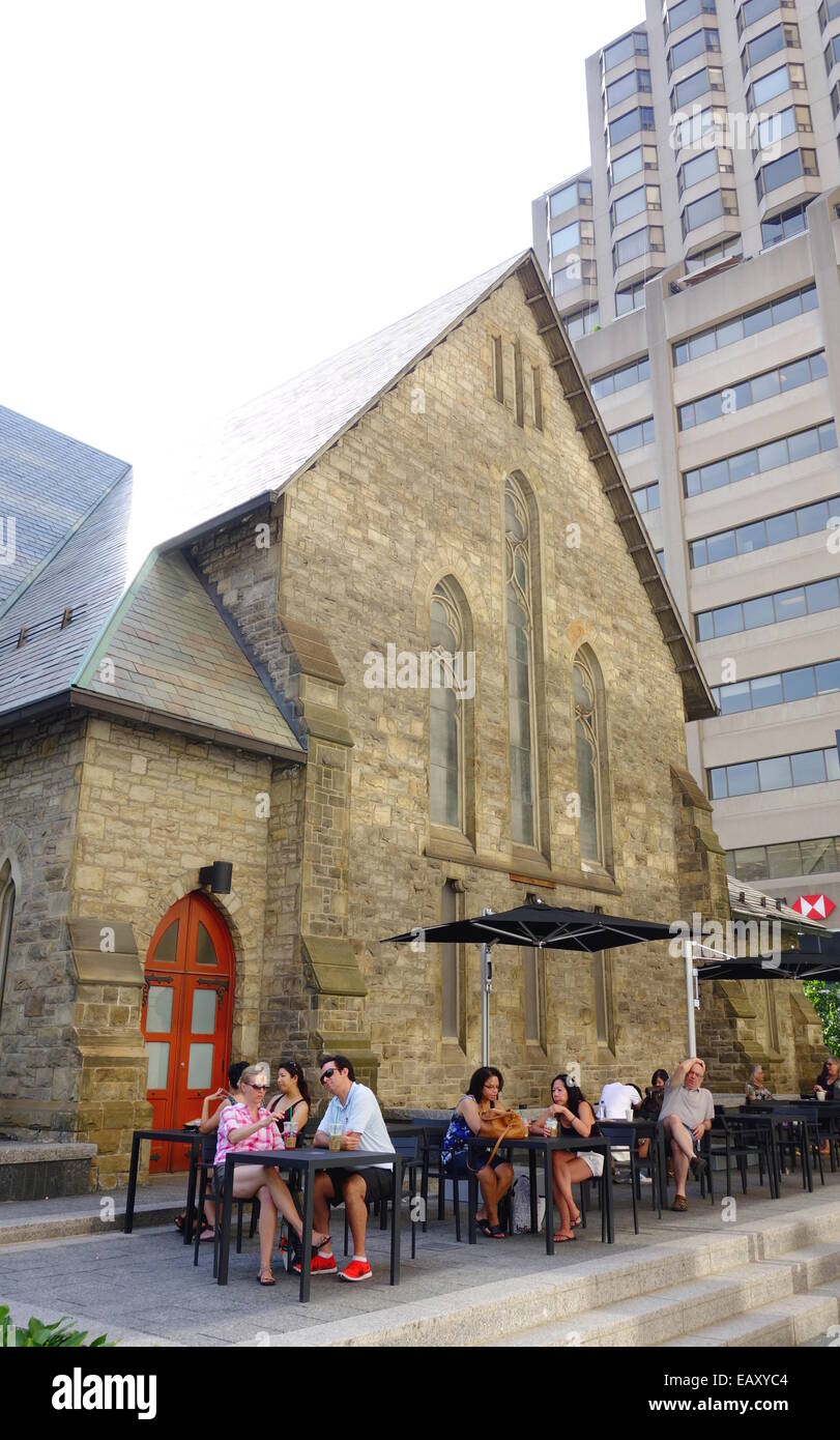 Menschen sitzen vor einem Café in Toronto, Kanada Stockfoto