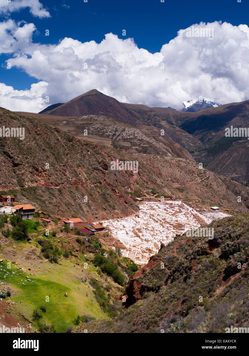 Hohe Betrachtungswinkel von Salinas de Maras (maras Saline), in der Nähe von Cusco, Peru, mit dem Berg Veronica im Hintergrund. Stockfoto