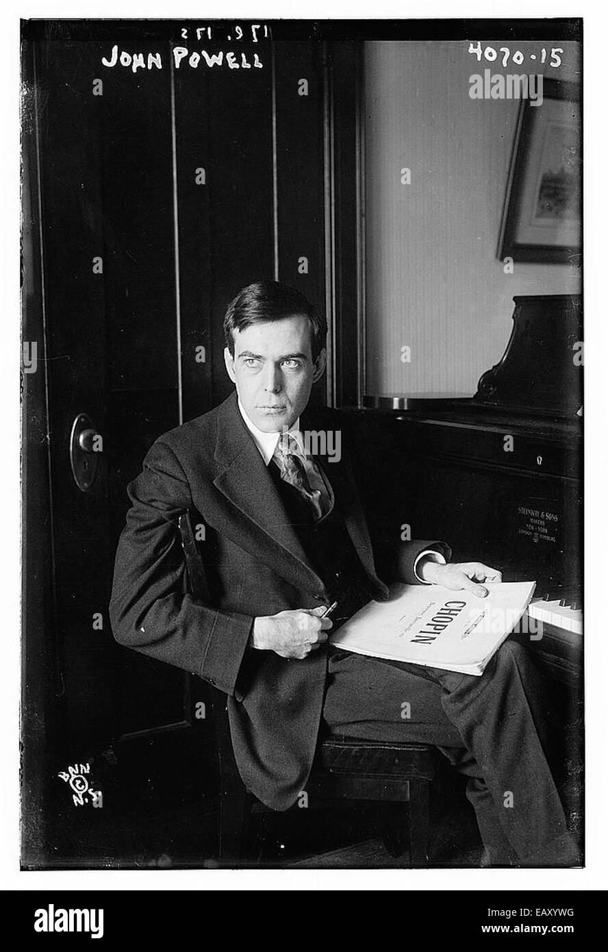 Eine Fotografie des amerikanischen Komponisten und Pianisten John Powell am Klavier, bekannt für seine Beiträge zur klassischen und volkstümlichen Musik. Stockfoto