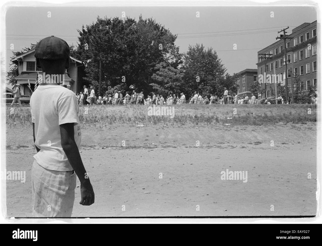 1959 marschierte ein großer Mob vom Arkansas State Capitol zur Central High School in Little Rock und demonstrierte den intensiven Widerstand gegen die Integration der Schule. Die Veranstaltung fand während der Bürgerrechtsbewegung statt und markierte einen entscheidenden Moment im Kampf für die Gleichberechtigung der Rassen in den Vereinigten Staaten. Stockfoto