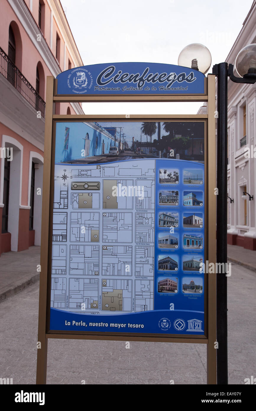 Ein öffentlichen Zeichen zeigt die Straßen von Cienfuegos, in Cienfuegos, Kuba. Stockfoto