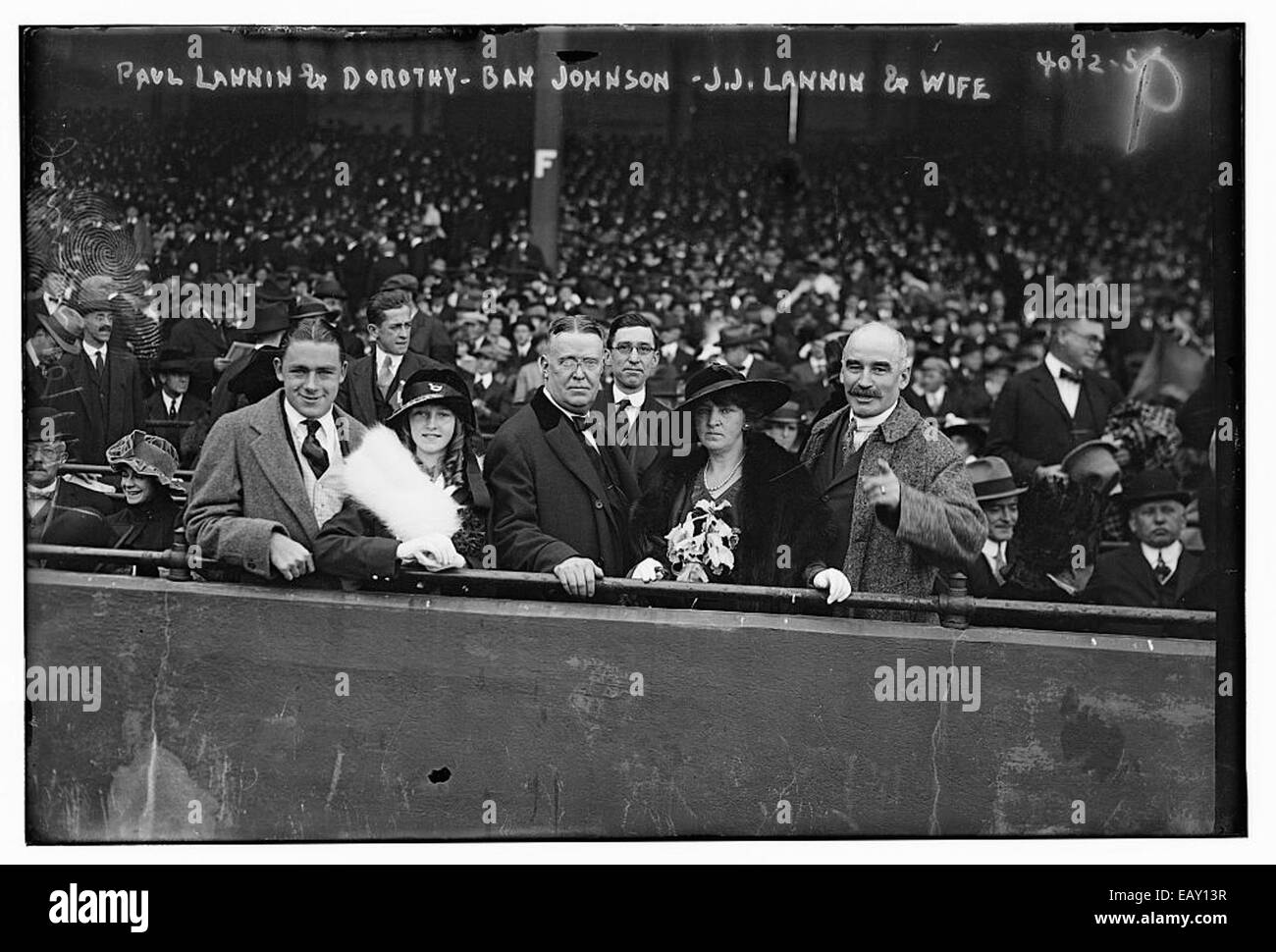 Dieses Vintage-Foto zeigt Paul Lannin, Dorothy, Ban Johnson, JJ Lannin und ihre Frauen. wahrscheinlich während einer Veranstaltung oder Versammlung. Das Bild reflektiert die sozialen Kreise und den historischen Kontext der Zeit. Stockfoto