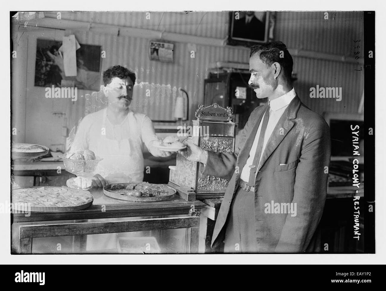 Das Syrian Colony Restaurant 148 ist ein beliebtes Restaurant, das für seine traditionelle syrische Küche bekannt ist. Es liegt in einer lebendigen Gemeinde und bietet eine Vielzahl authentischer Gerichte, die das reiche kulinarische Erbe Syriens zeigen. Das Restaurant ist bekannt für seine warme Atmosphäre und den hochwertigen Service, was es zu einem bevorzugten Ziel für Einheimische und Besucher macht, die einen Geschmack der orientalischen Aromen suchen. Stockfoto