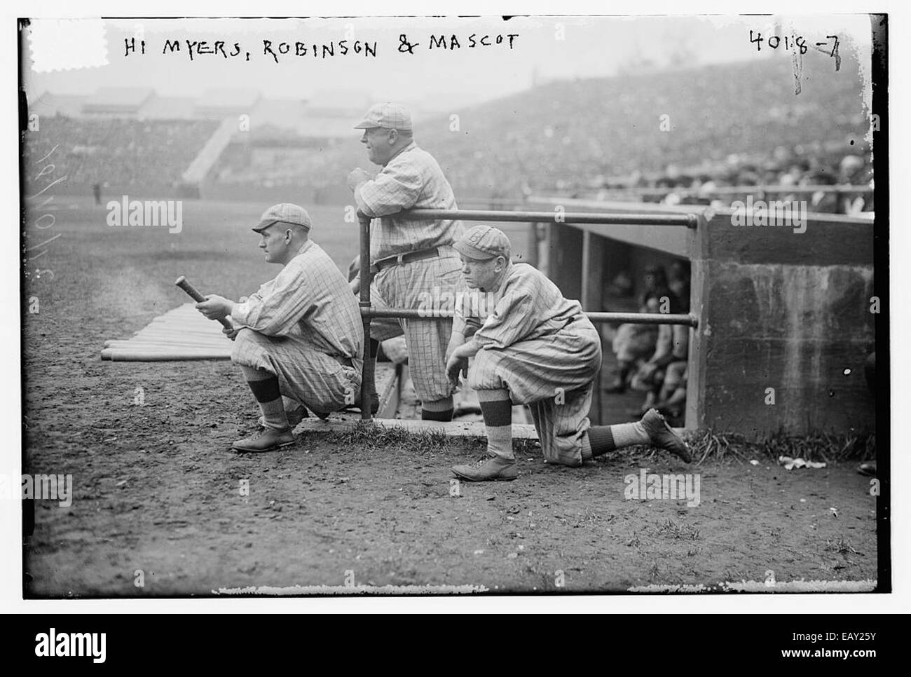 Dieses klassische Baseballfoto zeigt Hy Myers, Wilbert Robinson und ihr Maskottchen aus der Brooklyn National League. Es fängt einen Moment aus dem amerikanischen Baseball des frühen 20. Jahrhunderts ein. Stockfoto