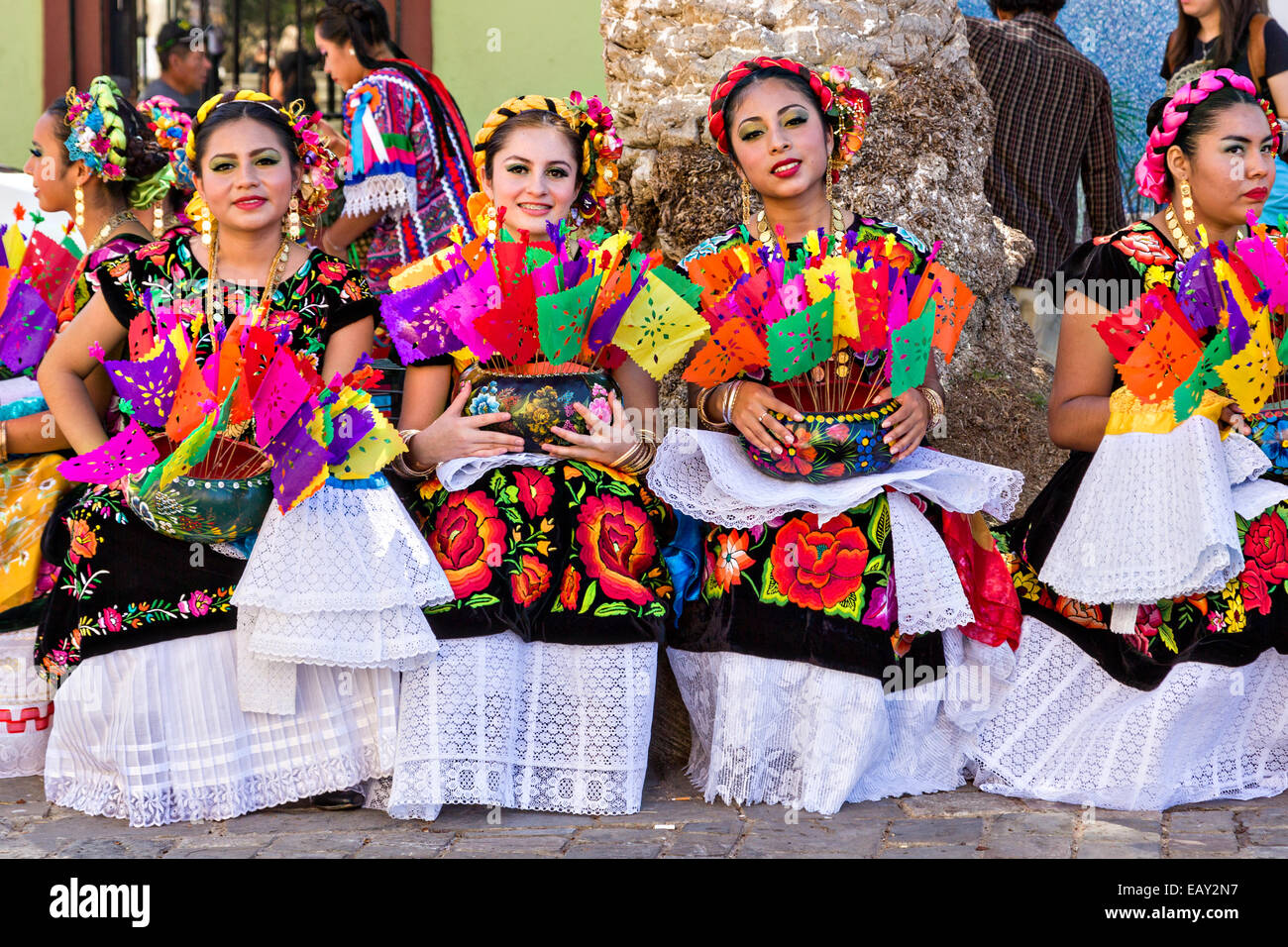 Traditionell kostümierten Volkstänzer während des Tages der Toten Festival bekannt in Spanisch als Día de Muertos am 26. Oktober 2014 in Stockfoto