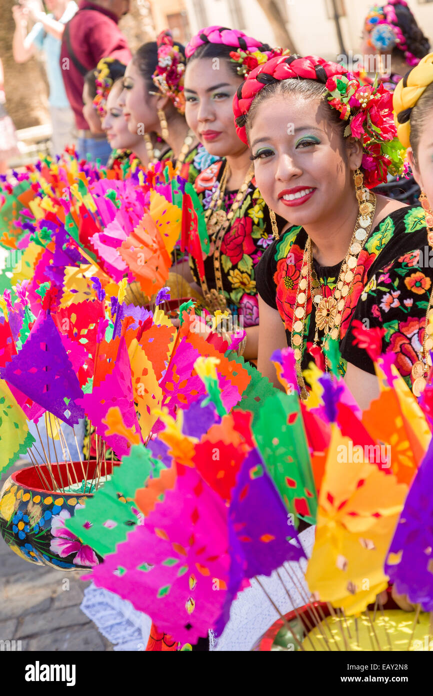 Traditionell kostümierten Volkstänzer während des Tages der Toten Festival bekannt in Spanisch als D'a de Muertos am 26. Oktober 2014 in Oaxaca, Mexiko. Stockfoto