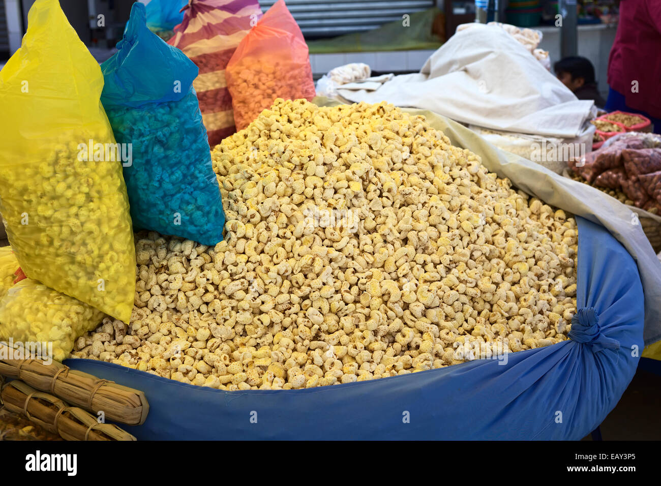 Beliebte bolivianische Snack genannt Pasancalla (gesüßte knallte weißen Mais) außerhalb des Marktes in einem Stall in Copacabana, Bolivien Stockfoto