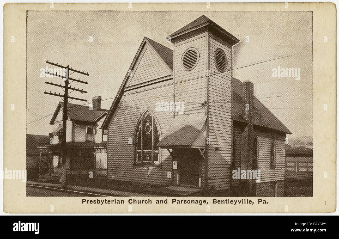 Presbyterianische Kirche und Pfarrhaus in Bentleyville, Pennsylvania nach einer Pre-1923-Postkarte. Von RG 428, Postkarten-Kollektion Stockfoto