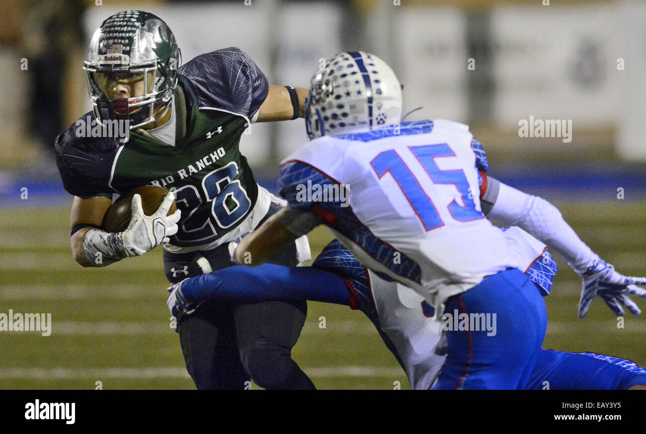 USA. 21. November 2014. Sport--Rio Rancho Angelo Lujan, 28, rutscht vorbei Las Cruces Verteidigung während des Playoff-Spiels am Rio Rancho auf Freitag, 21. November 2014. © Greg Sorber/Albuquerque Journal/ZUMA Draht/Alamy Live-Nachrichten Stockfoto