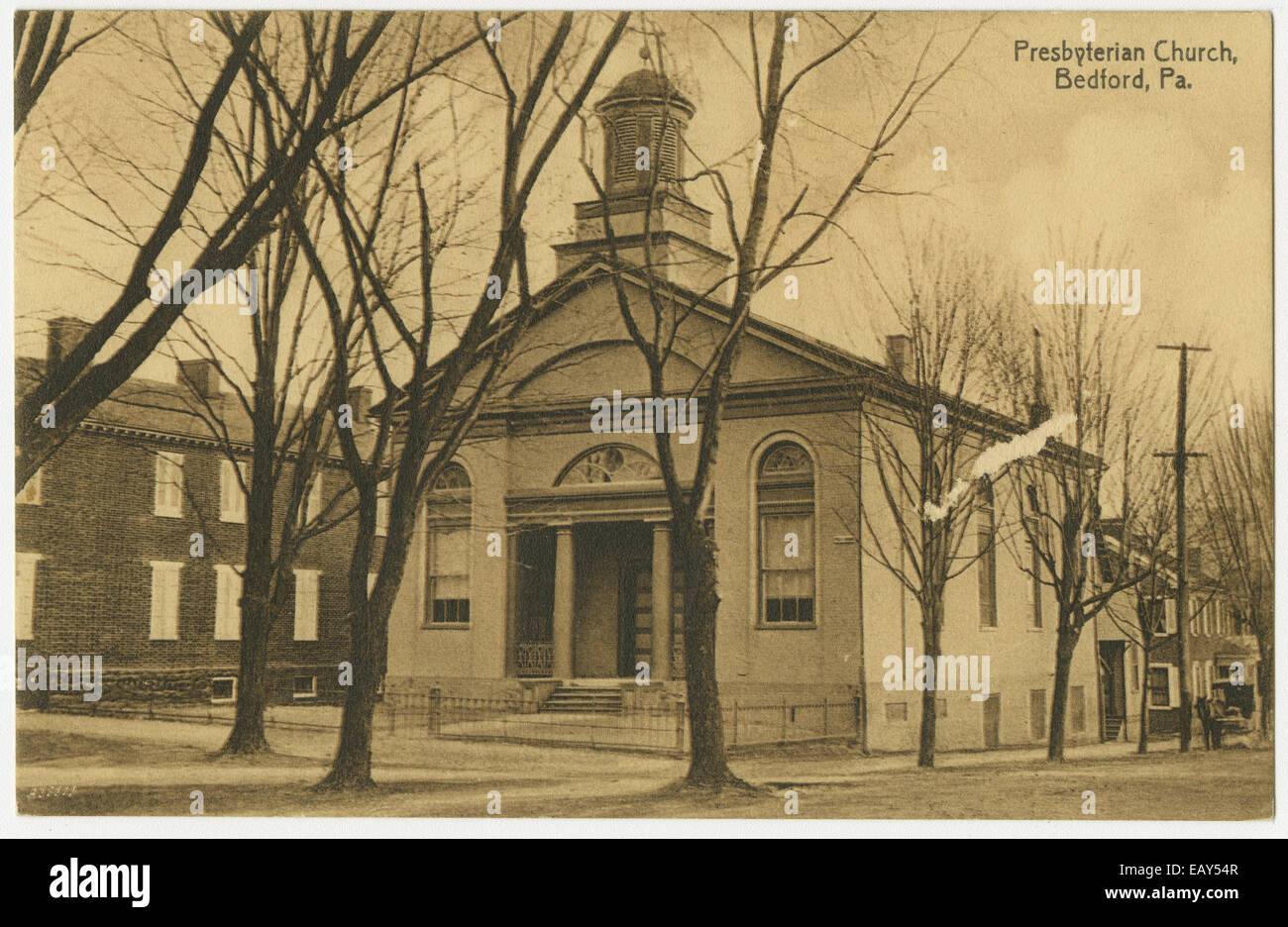 Presbyterianische Kirche in Bedford, Pennsylvania nach einer Pre-1923 Postkarte von RG-428 Postkarten-Kollektion Stockfoto